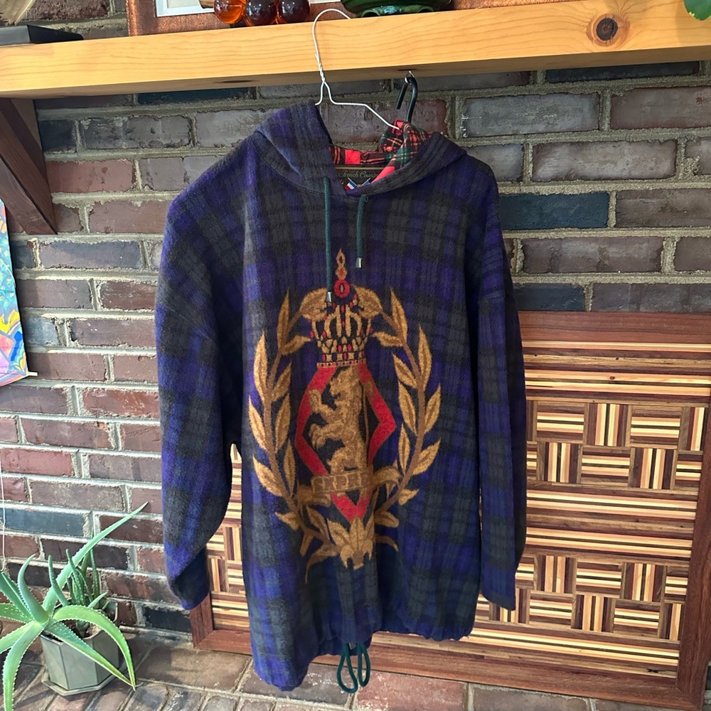 Vintage Express Oversized French Country Pullover. Plaid with lion crest. Medium
